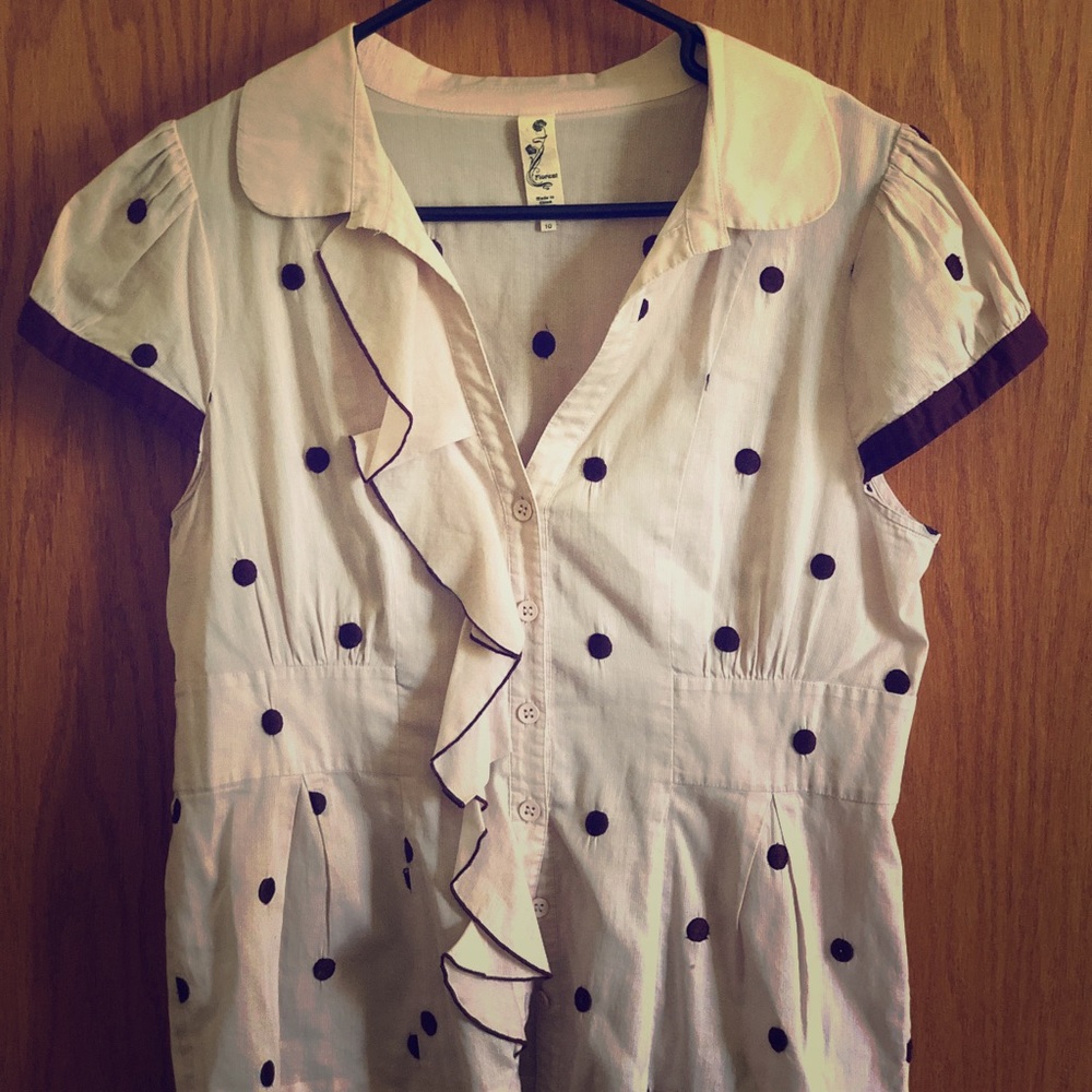 Short sleeve shirt with polka dots
